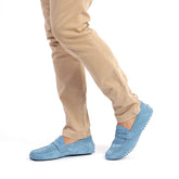 Mocassino da uomo in pelle scamosciata celeste denim con gommini neri, prodotto da Pianigiani.